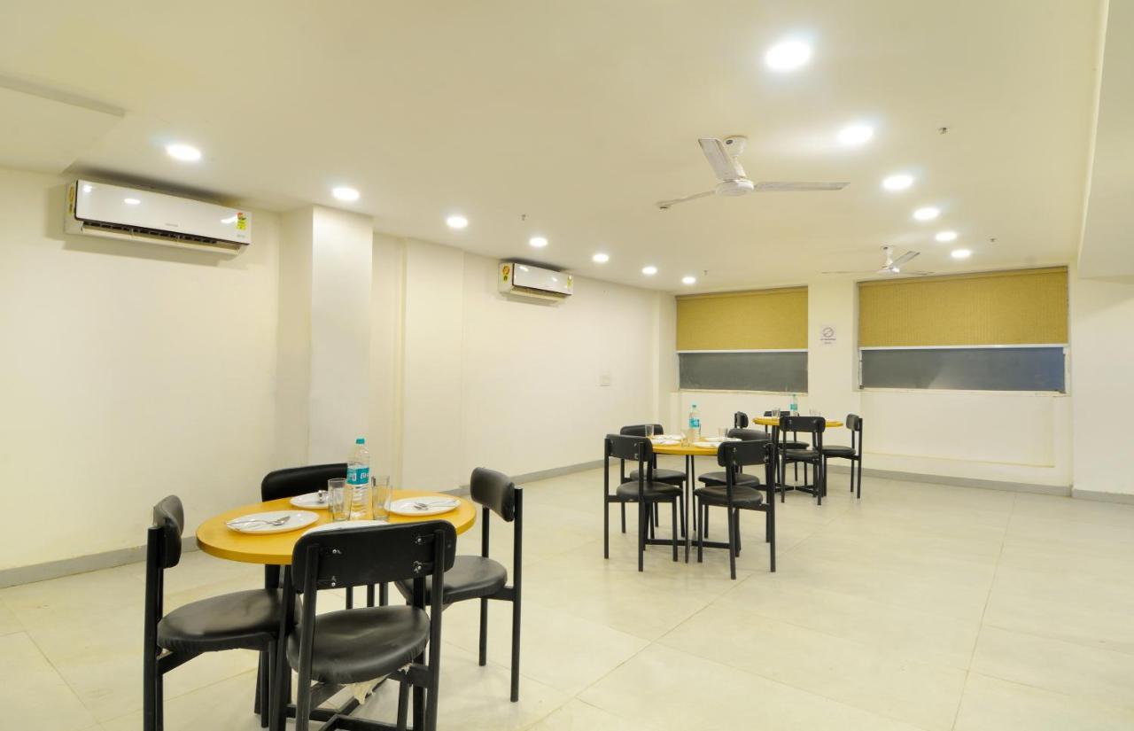 Hotel The Red York Ghaziabad Exterior foto