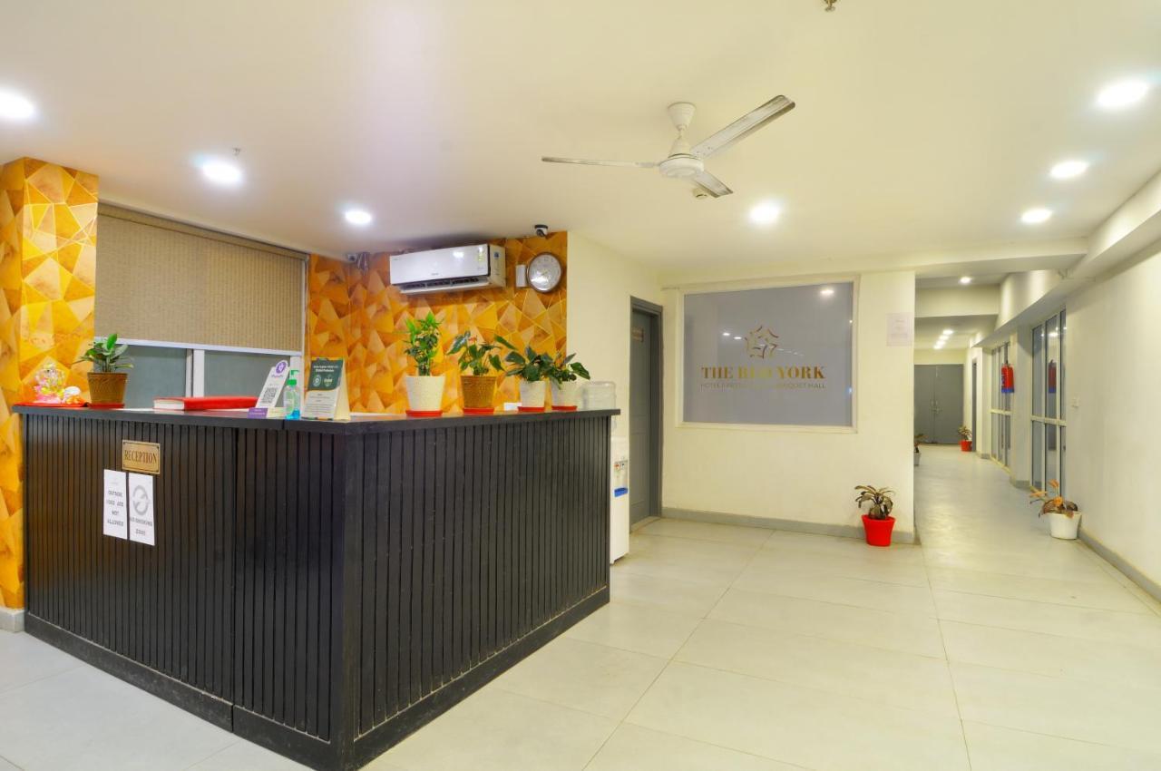 Hotel The Red York Ghaziabad Exterior foto
